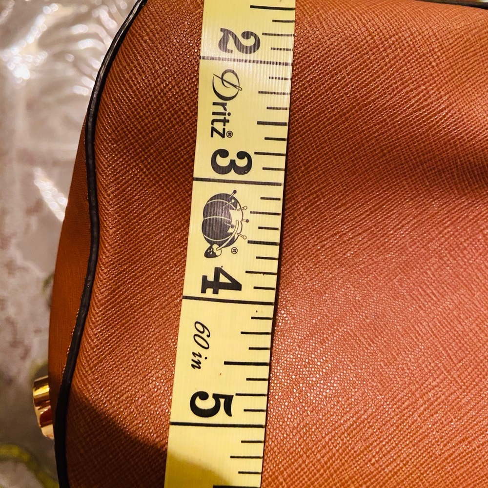 Michael kors hobos color brown good condition - Picture 8 of 8